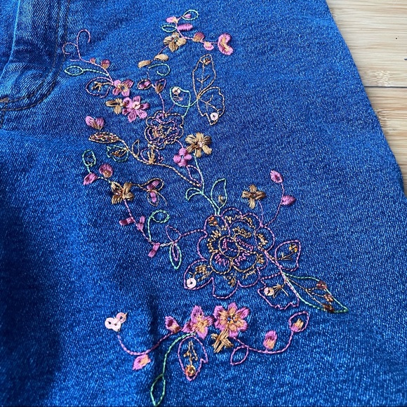 Vintage Embroidered Mom Yoke Shorts - Picture 2 of 8